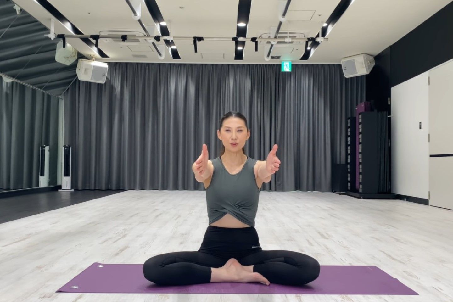 手のひらを内側に向け、両手を胸の前に伸ばす。