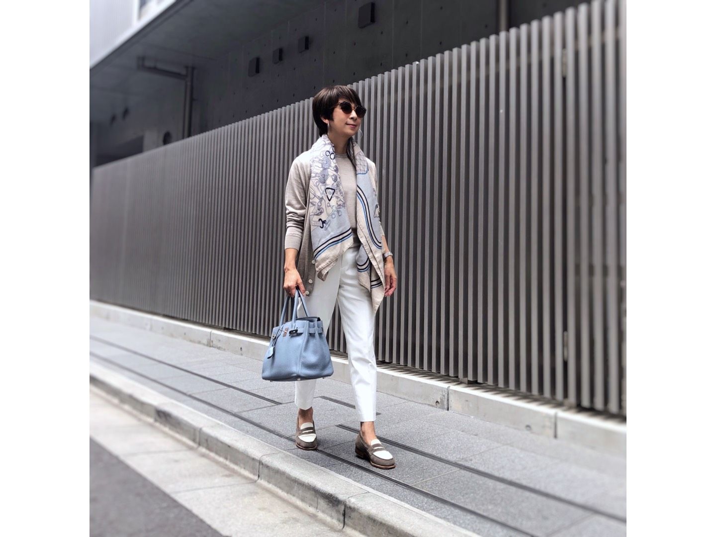 カーディガン・ノースリーブニット/SLOANE パンツ/UNIQLO ストール・バッグ/エルメス サングラス/ブルガリ 時計/ベダ&カンパニー 靴/J.M.WESTON