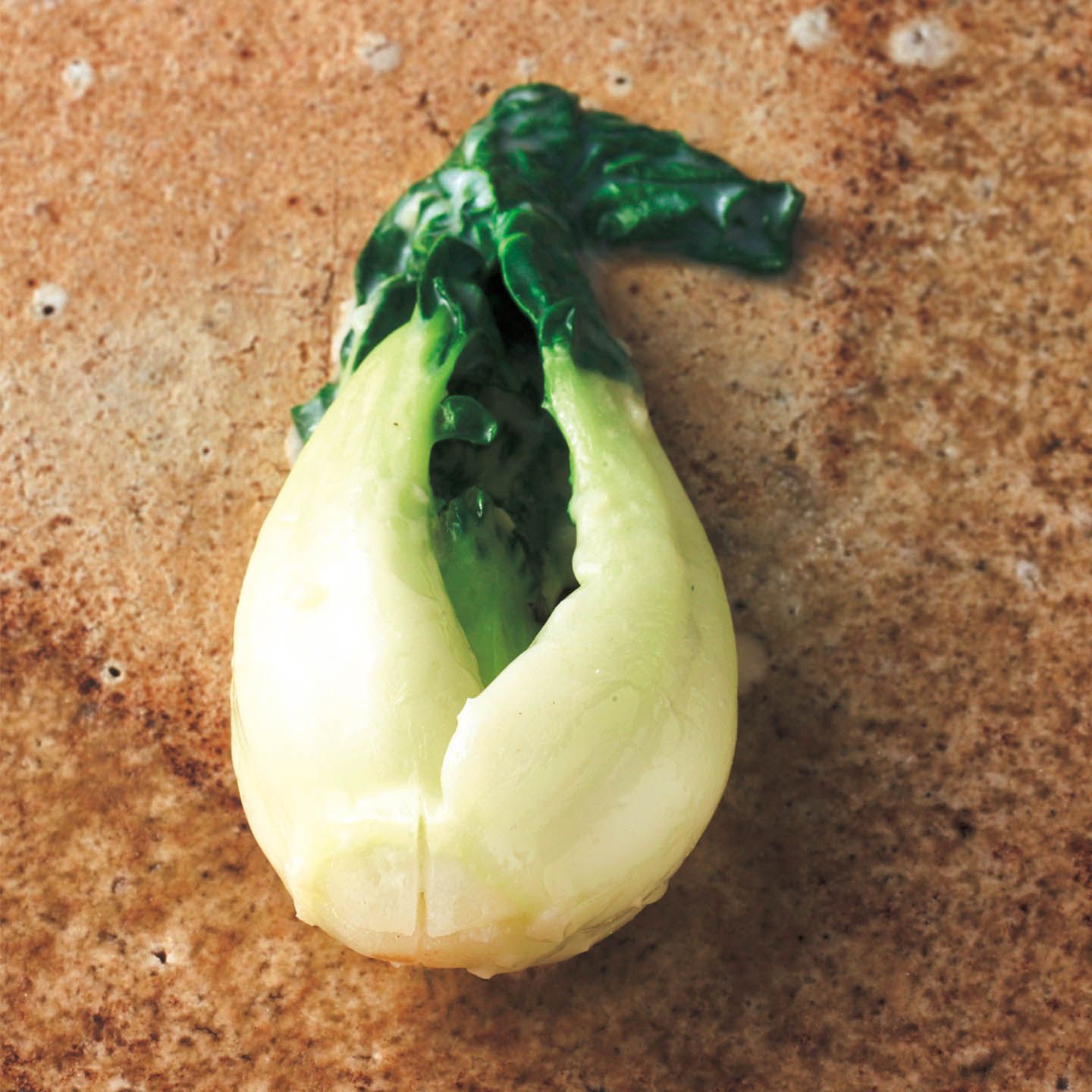 「翠玉白菜」。広東白菜を芯だけ180度でサッと揚げ、葉は茹でて、腐乳と絡めて炒める、シンプルかつ繊細な料理。白菜の甘みとシャキシャキ食感、香ばしさがたまらない。 ひと皿ごとにソムリエがペアリング。右から清香鉄観音茶、オリジナルのスパイスティー、東方美人のスパークリング仕立て、太平猴魁、阿波番茶。毎朝手づくりしている。