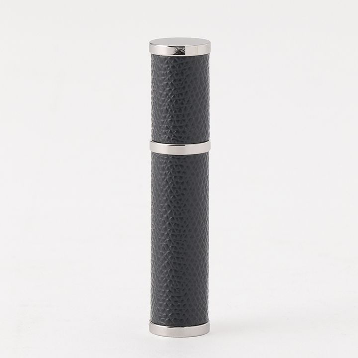 「イセタンメンズ」 フレグランス アトマイザー/型押しネイビー ¥6,480(税込)