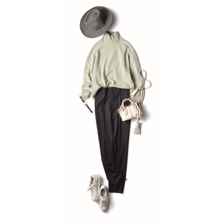 ニット(オーラリー)、パンツ(ブラミンク)、帽子(Theory luxe)時計(LVMHウォッチ・ジュエリー ジャパン ゼニス)バッグ・バッグチャーム(トッズ・ジャパン)、靴(リエート〈サントーニ〉) 撮影/佐藤 彩 BY:『Precious1月号』小学館、2020年