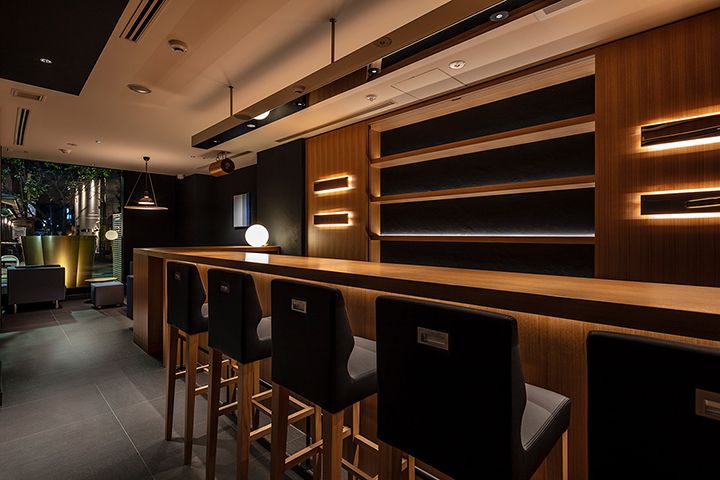 スタイリッシュなENSO ANGOの本格的なバー。