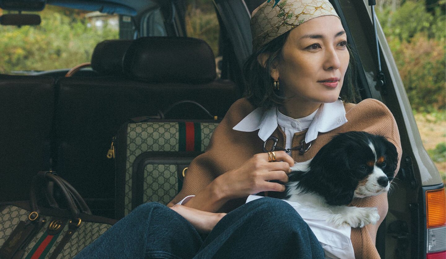 グッチを着こなす板谷由夏さんと犬の写真