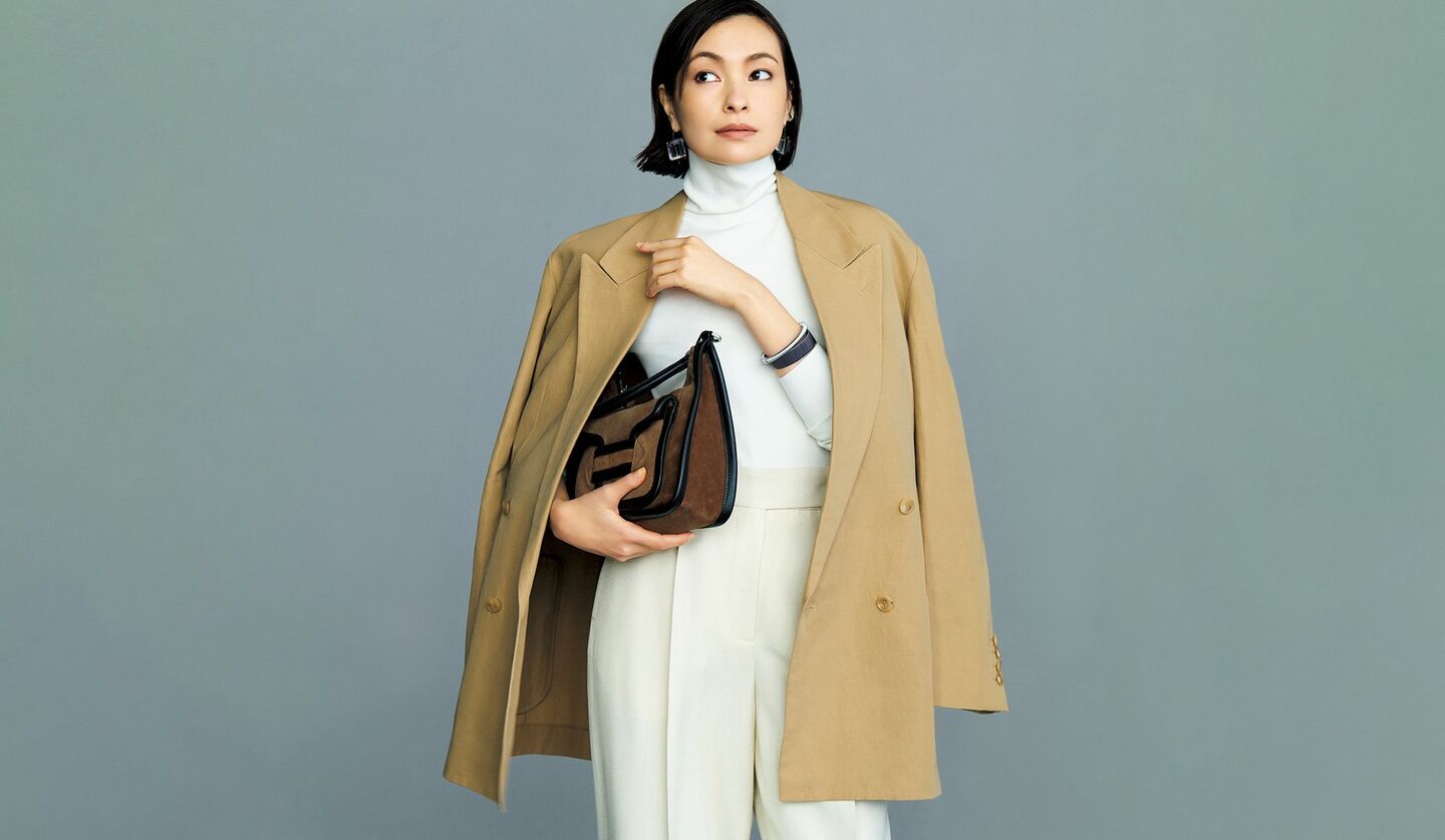 軽やかなアースカラーのテーラードジャケットの着こなし