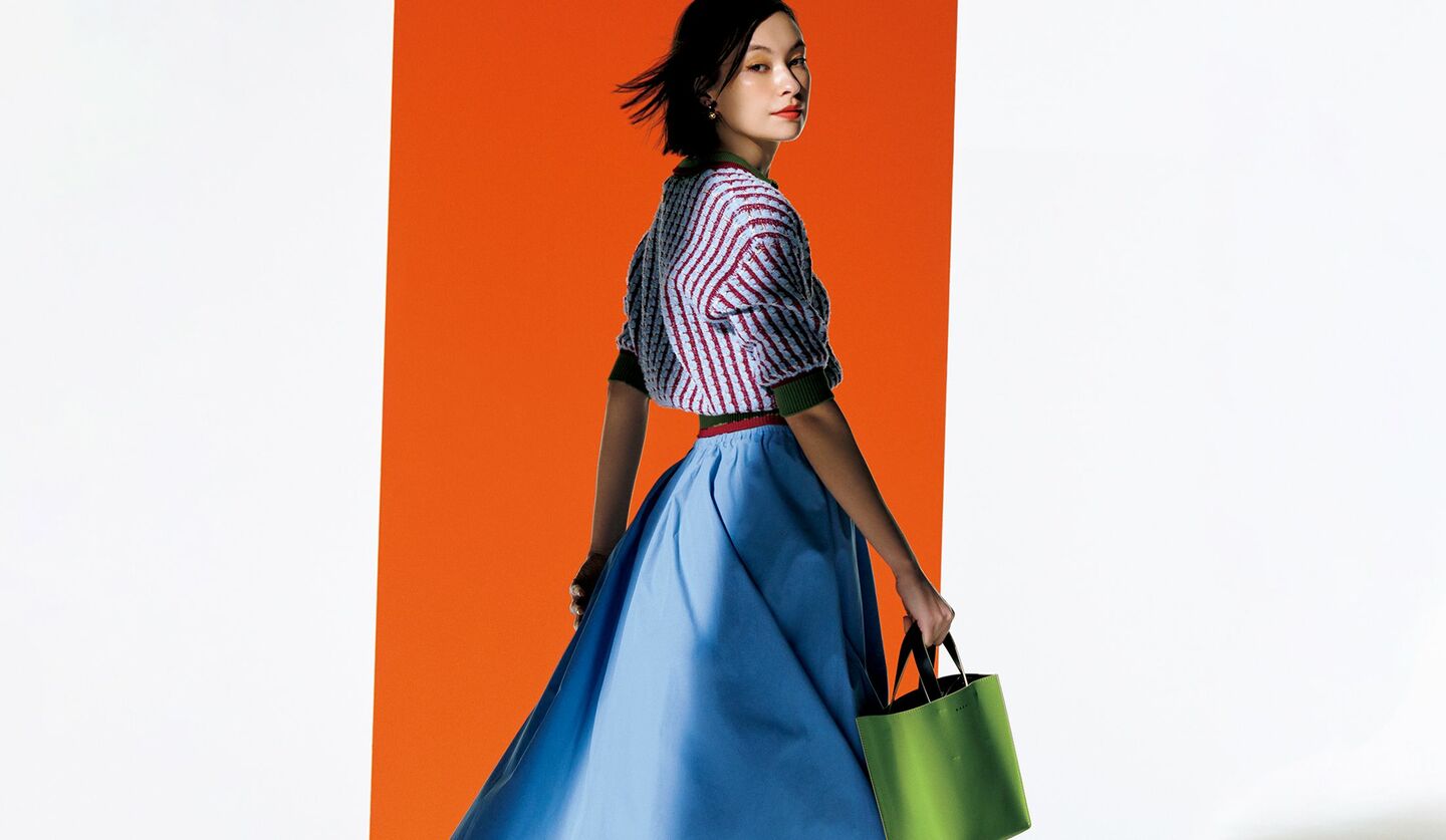 アイテムそれぞれがマルチカラーという賑やかさでありながら、ややスモーキーなパステルトーンでまとめることで、大人が楽しめるガーリースタイルに。「マルニ」のポロニット・スカート・バッグを着用した太田莉菜さん