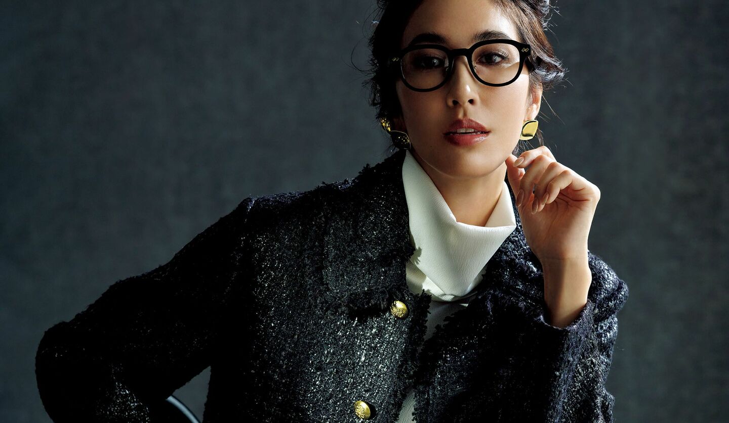 「ブラミンク」のツイードジャケットと「ペイジ,」のコーデュロイパンツを着用したモデルの立野リカさん