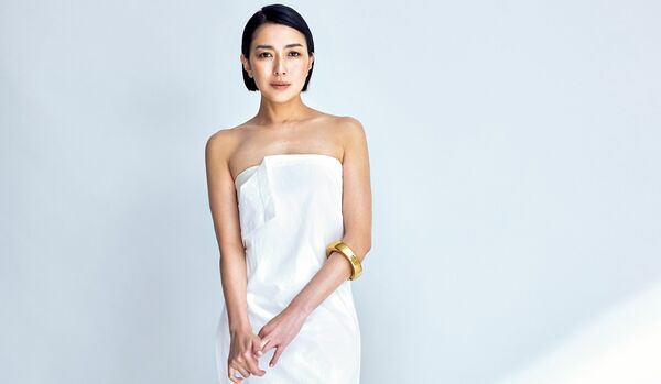 板谷由夏さんがまとう “白” のロングドレスに夢中！現在出演中のドラマ『東京タワー』での白の装いにも注目