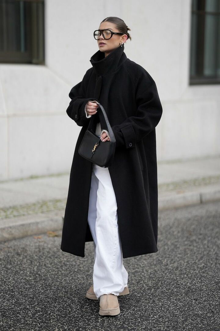 黒のビッグフレームメガネがアイキャッチ。