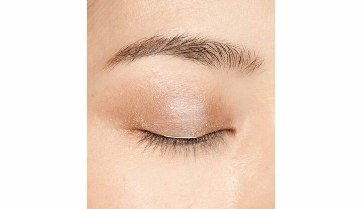 カラーアイライナーで目元をメイクしたモデルの松田珠希さんとカラーアイライナー