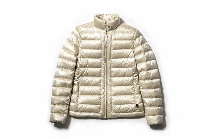 ウールリッチウィメンズコレクションのショートライトダウンジャケット「CLOVER JKT」