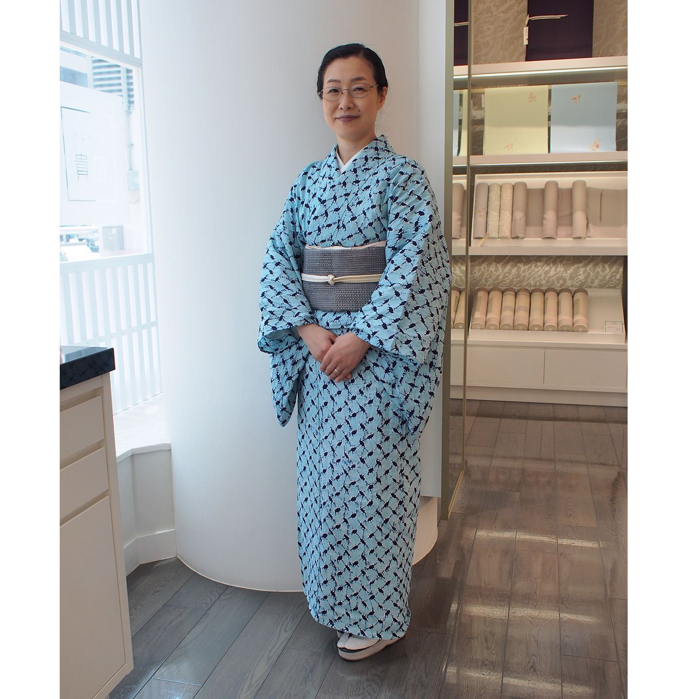 GINZA 和貴のスタッフ着用の浴衣は、絞りが美しく水色でも派手すぎず華やか。浴衣¥120,000(仕立て代別)