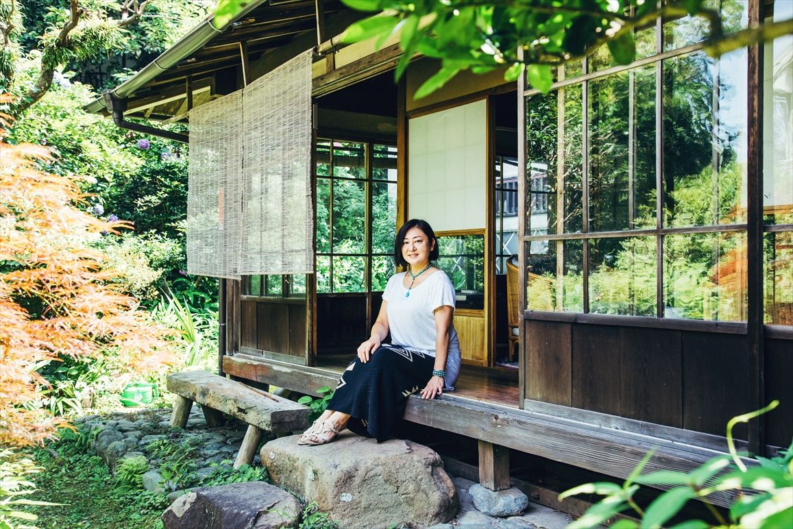 甘糟りり子さん。実家でもある、稲村ケ崎のご自宅にて