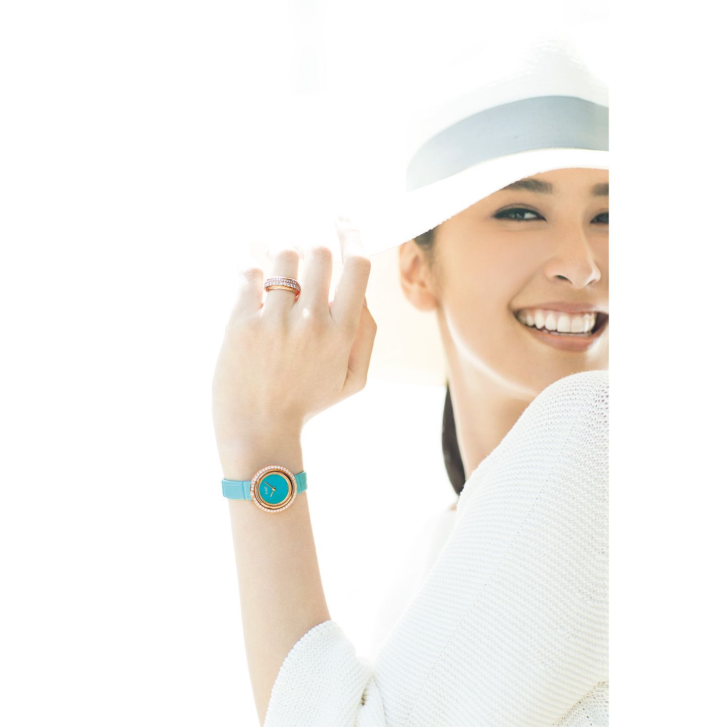時計「ポセション」¥2,225,000・リング¥1,075,000(ピアジェ)、ニット¥23,000(プレインピープル丸の内〈プレインピープル〉)、帽子¥55,000(ボルサリーノ ジャパン)