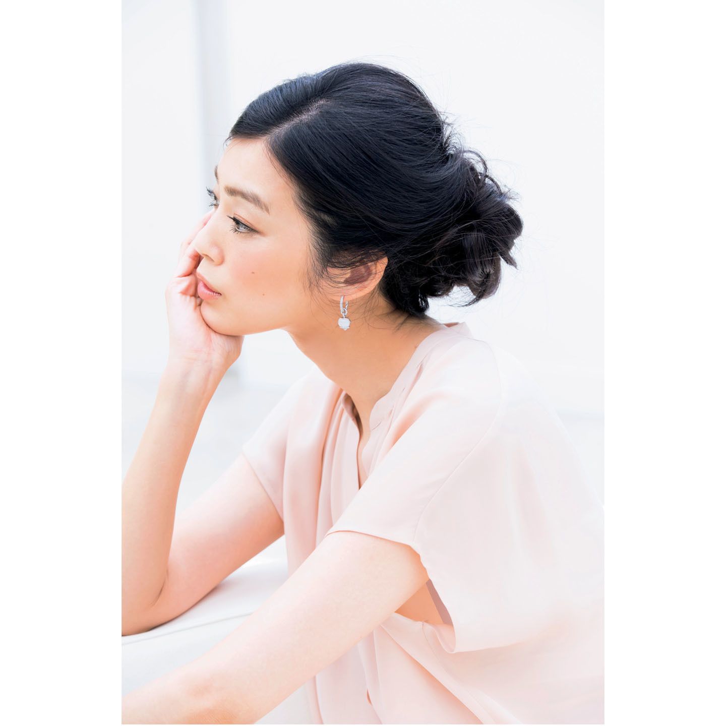 ポイントは髪を上下に分けてまとめること。