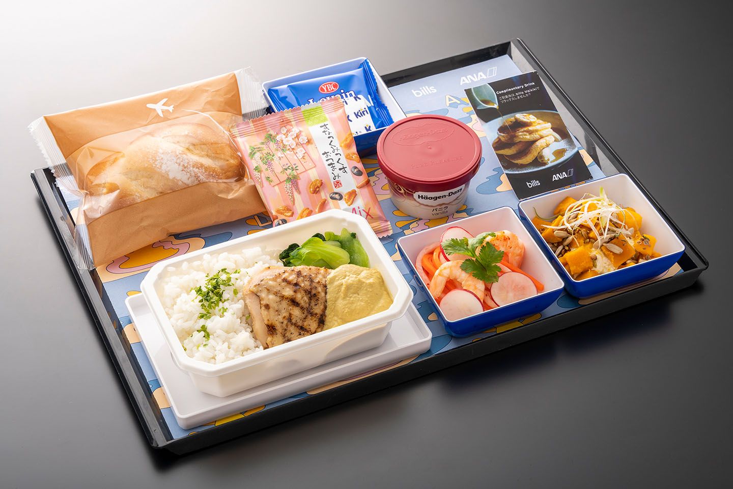 機内食2のメインは、「グリルドチキン、ココナッツカレーソース 青梗菜、ライスを添えて」。提供期間は2019年9月1日(日)~11月30日(土)、2020年3月1日(日)〜5月31日(日)