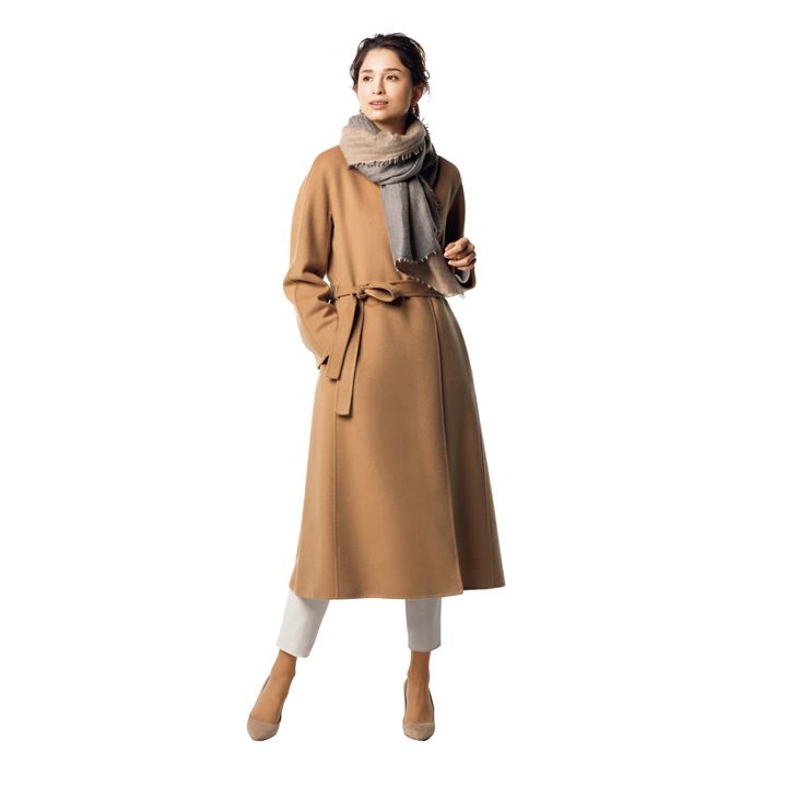 コート(ストラスブルゴ〈マンゾーニ24〉)、パンツ(アクリスジャパン〈アクリス〉)、靴(JIMMYCHOO)、ピアス(ストラスブルゴ〈ソフィー ブハイ〉) 撮影/小池哲夫 BY:『Precious1月号』小学館、2020年