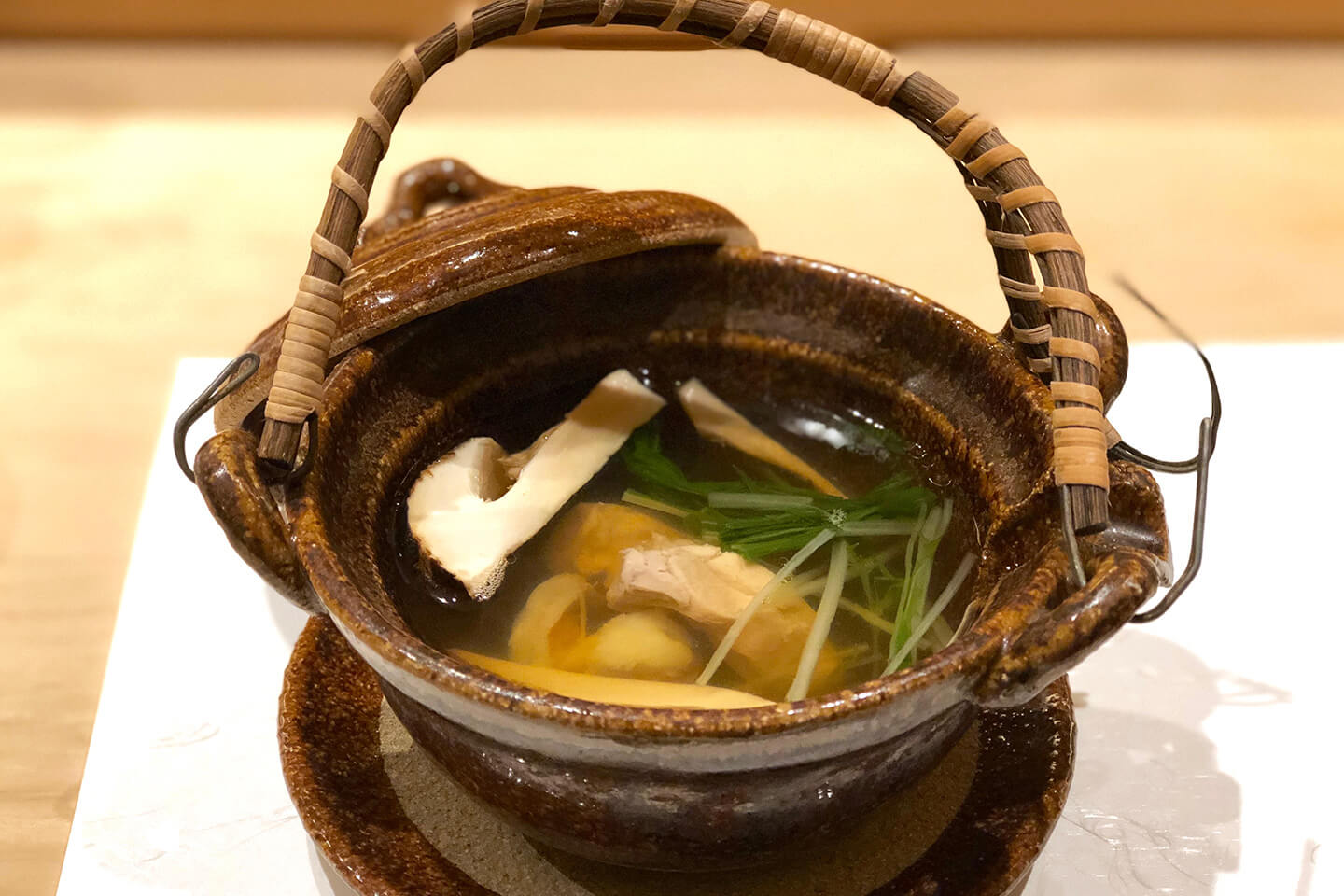 温ものは香りも見事な松茸の土瓶蒸し。