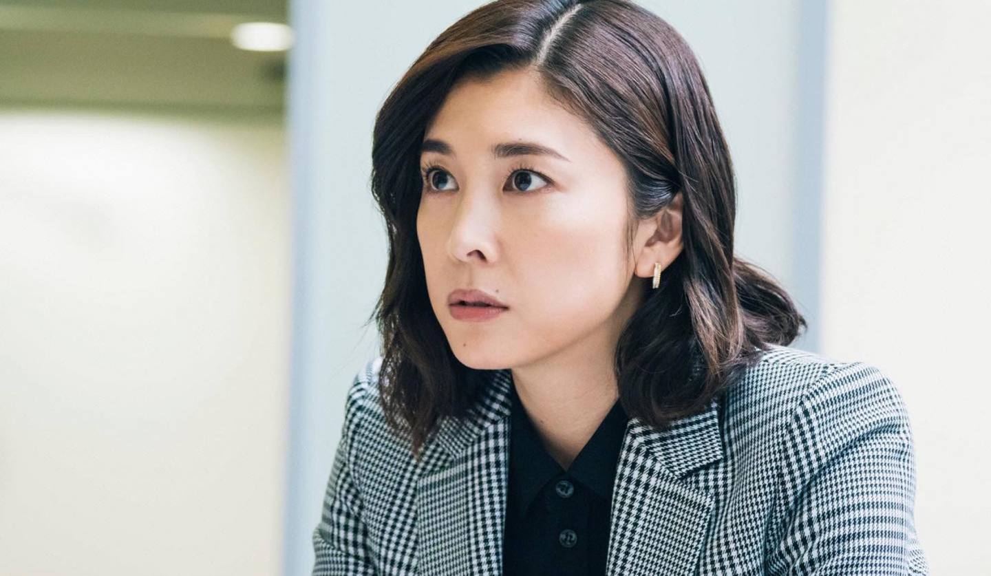 ドラマ スキャンダル専門弁護士queen 第3話では 竹内結子さんの美しいジャケット姿に注目 Precious Jp プレシャス