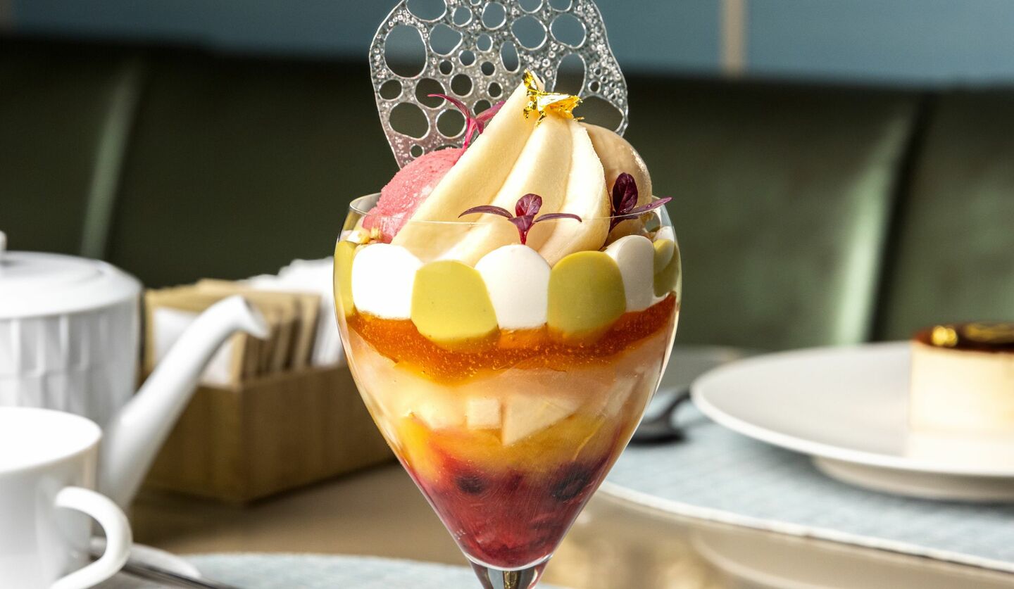 アルマーニ / カフェ 表参道「洋梨 ミックスベリー アーモンドのパフェ」