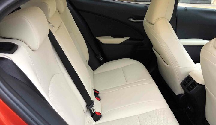 後席は175センチの男が２人座っていられるがそれでぎりぎり。