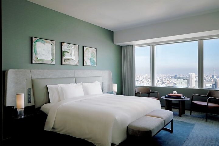 顧客に愛され続ける独特のグリーンの配色に心安らぐ、ベッドルーム。圧巻の景観も、インテリアの一部として映える。