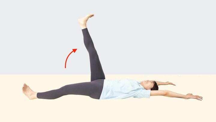 右足の足首を直角にしたまま、真上にあげる