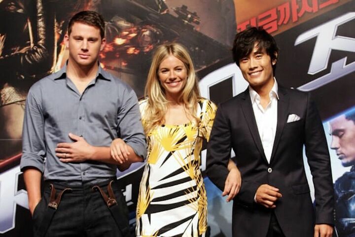 共演のチャニング・テイタム（左）、イ・ビョンホン（右）と。