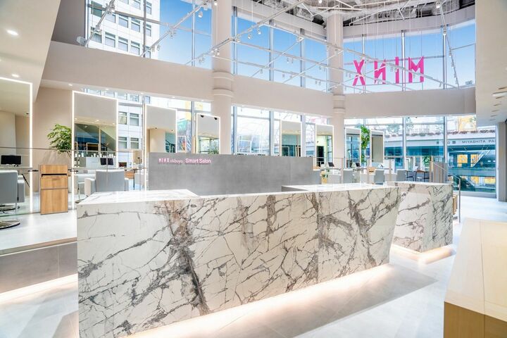 渋谷の明治通り沿いのビルにある、開放感あふれる100坪の大型サロン。国内TOPのヘアケアメーカー・ミルボンとのコラボで、商品の購入や体験がスムーズに楽しめる。
