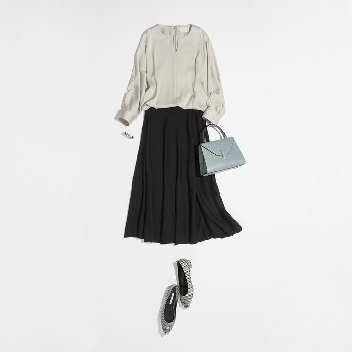 ブラウス¥62,000（ヨシエ イナバ） スカート¥32,000 （モガ） バングル¥230,000（メシカ ブティック 日本橋三越本店〈メシカ〉）バッグ¥345,000（ヴァレクストラ・ジャパン〈ヴァレクストラ〉）靴［ヒール1cm］¥139,000（ブルーベル・ジャパン〈マノロ ブラニク〉）