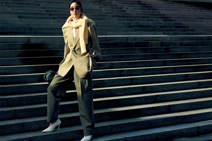 「ボッテガ・ヴェネタ」のジャケットを着用したモデルの立野リカさん