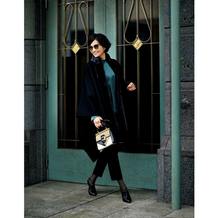 ケープ￥680,000（オールウェイズ〈ミカコ ナカムラ〉）、ブラウス￥34,000（オンワード樫山〈ジョゼフ〉）、パンツ￥80,000（ニールバレット ギンザ シックス〈ニールバレット〉）、グローブ￥9,000（ebure〈ガーラ グローブス〉）、サングラス￥53,000（ケリング アイウエア ジャパン〈ボッテガ・ヴェネタ〉）、ピアス￥480,000・リング［右手］￥370,000・［左手］￥550,000（TASAKI）、バッグ￥296,000（ロジェ・ヴィヴィエ・ジャパン）、靴￥172,000（ブルーベル・ジャパン〈マノロ ブラニク〉）