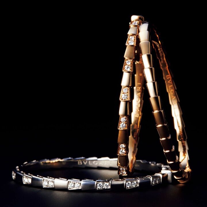 バングル「セルペンティ ヴァイパー」左から／［ホワイトゴールド×ダイヤモンド］￥1,210,000・［ピンクゴールド×ダイヤモンド］￥1,140,000・［ピンクゴールド］￥570,000（ブルガリ ジャパン）