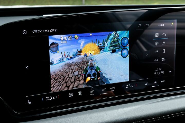 「MMI フロントパッセンジャーディスプレイ」と呼ばれる、助手席用の画面。さまざまなコンテンツを楽しめる！