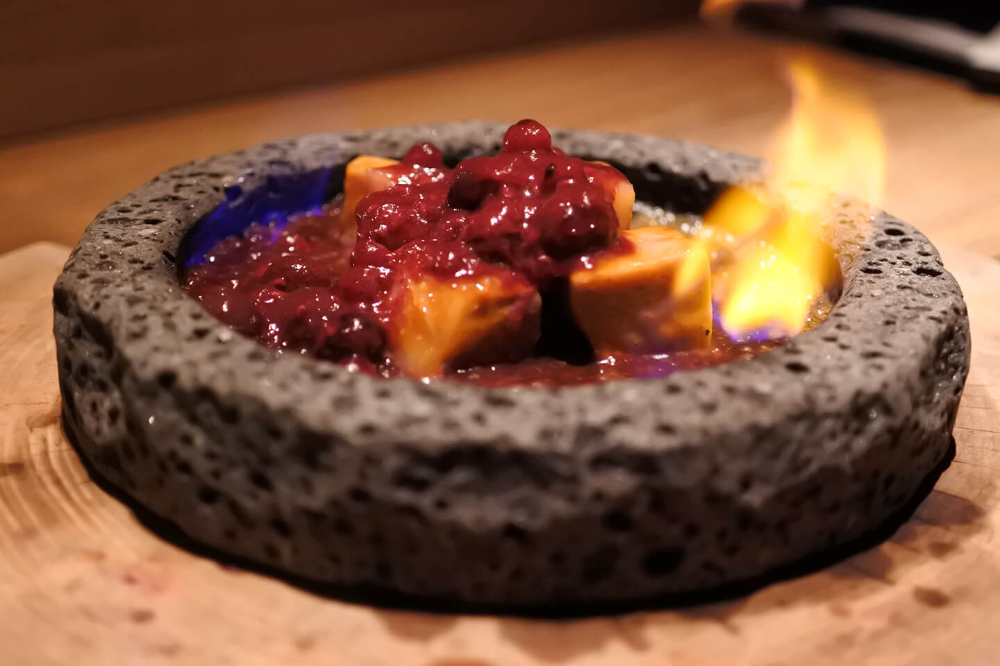 溶岩石焦がしバター醤油焼き 富士桜ポーク ベリーソース