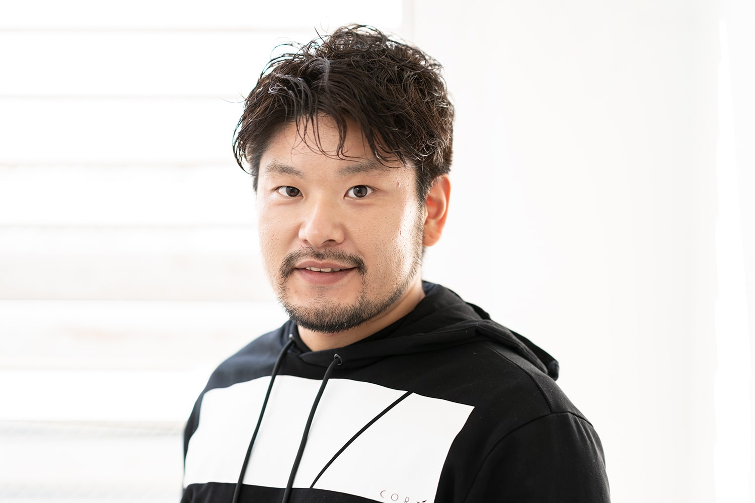natura副店長・玉山智士さん。メイクアップアーティストから転身した玉山さん。「髪だけでなく、肌にもツヤ感が出るベースメイクを心がけています」