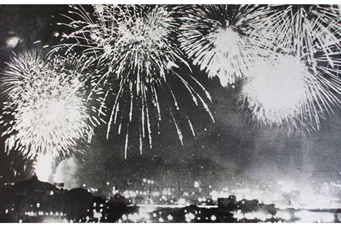 1961年までは「両国の川開き」という名で親しまれてきた隅田川の花火大会(隅田川花火大会公式webサイトより)