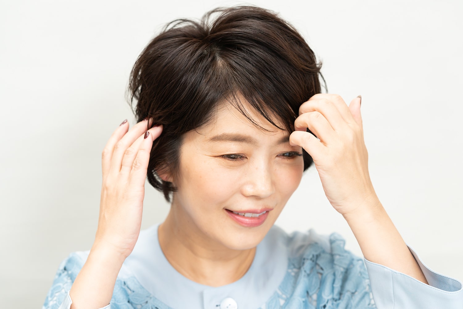 毛流れを軽く整えて完成。なでつけるとボリュームが潰れるので注意!