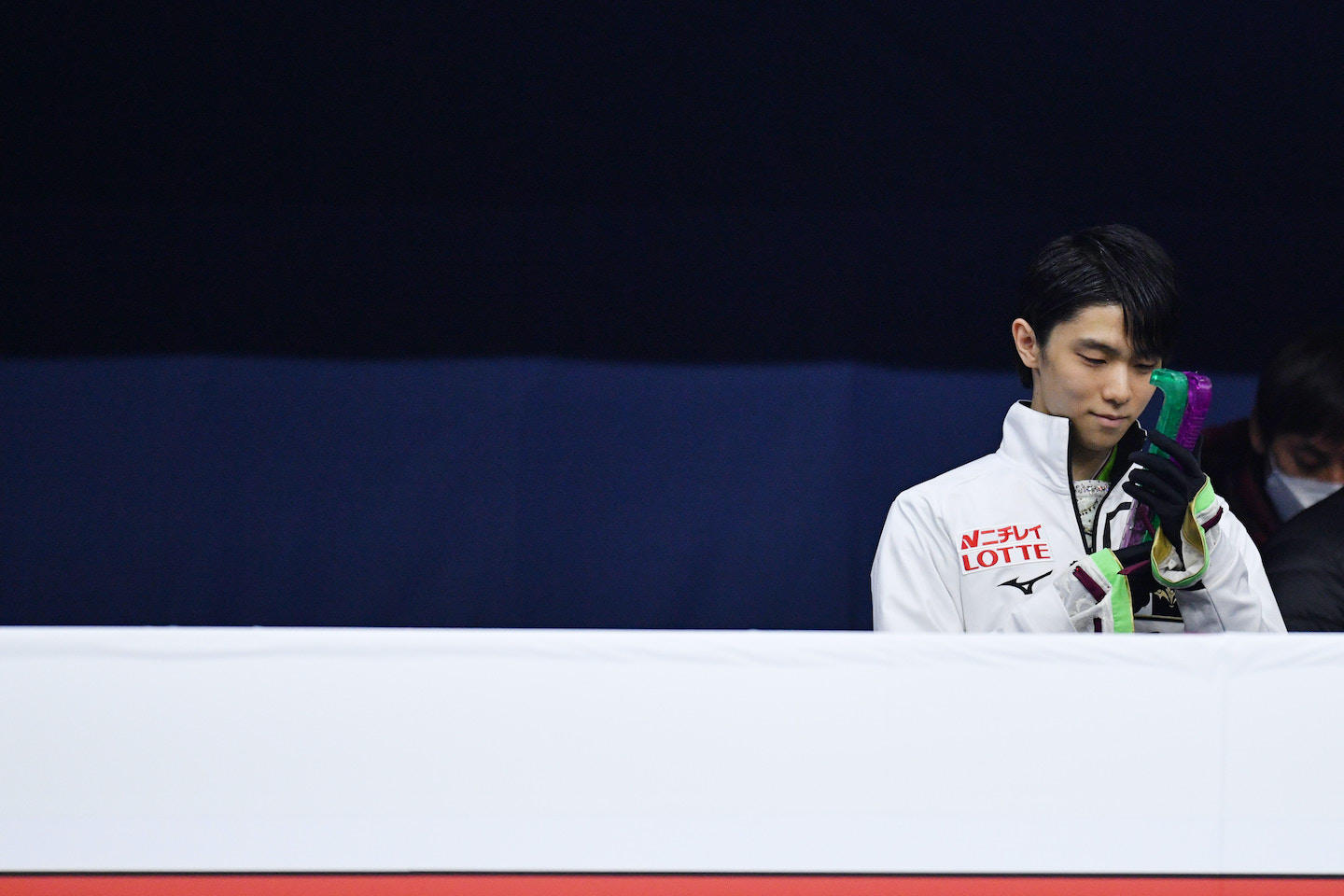 リンクイン直前。エッジケースと衣装の色を合わせているのも羽生選手のこだわり!? 写真:松尾/アフロスポーツ
