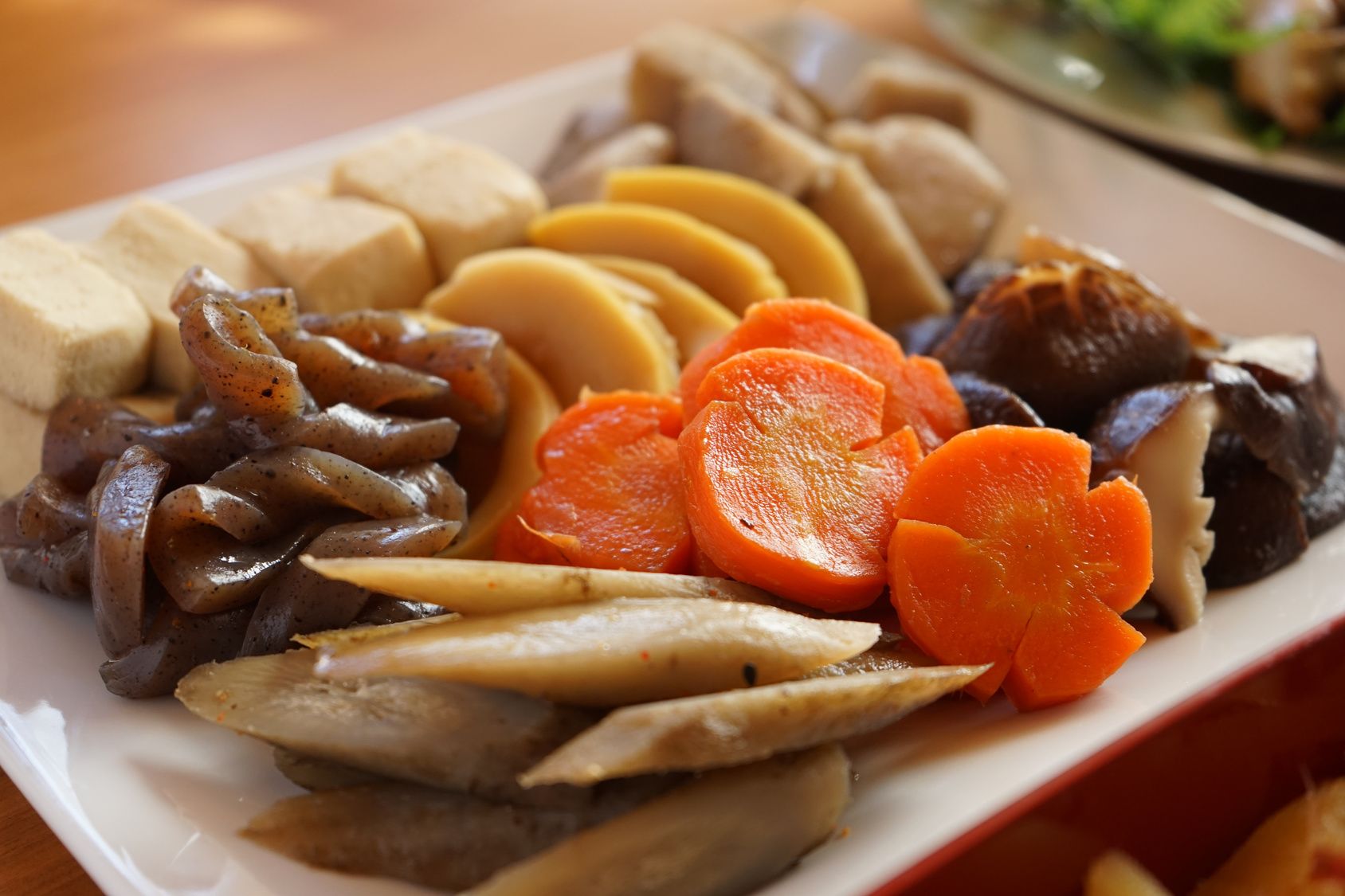 高GI値のお餅は、根菜類の煮物など、食物繊維含有量の高い食品を一緒に摂ることが大切です。