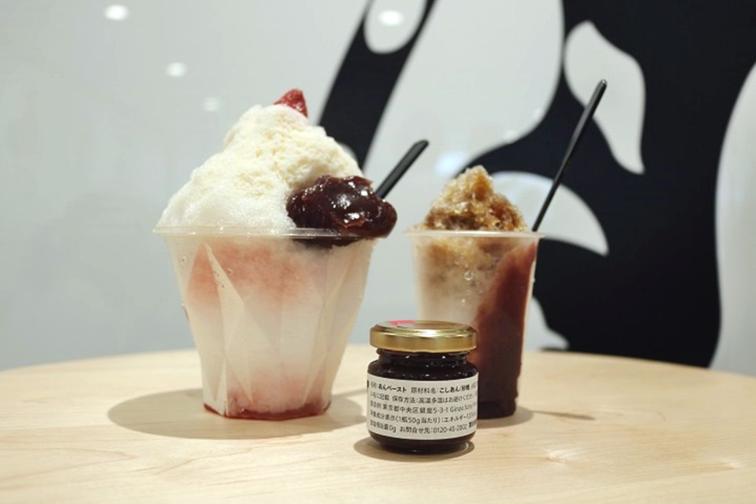 (写真左から)「あんペーストかき氷<いちご練乳>」864円、「あんペースト<シンプル50g>」864円、「アルコール入りかき氷<ラム>」540円。