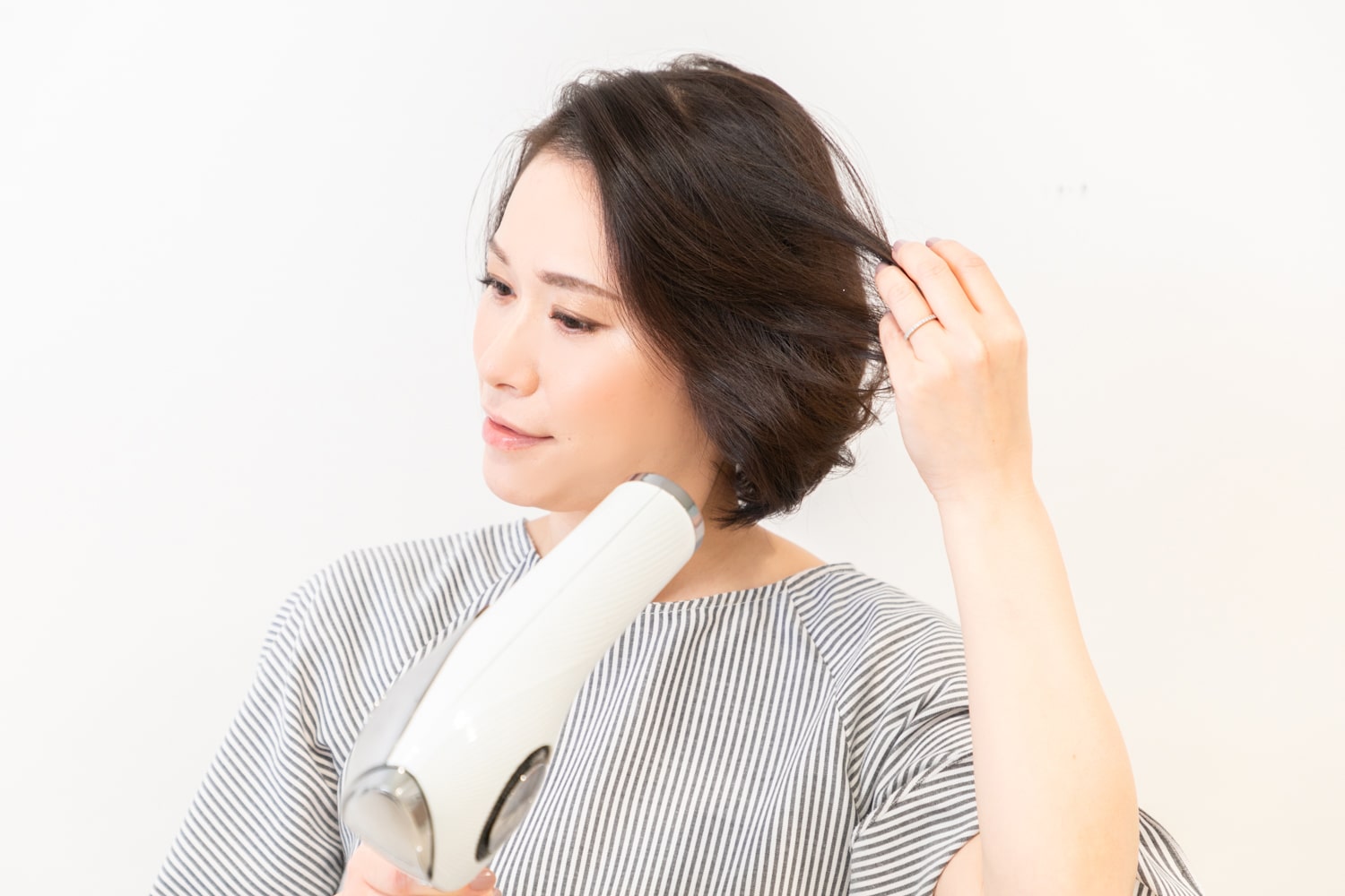 下から風を入れるようにドライヤーを当て、全体をふんわりとさせる。