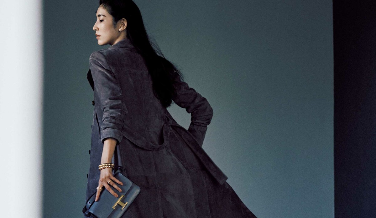 気配まで美しく整えてくれる「トッズ」のトレンチコート｜シルクのよう