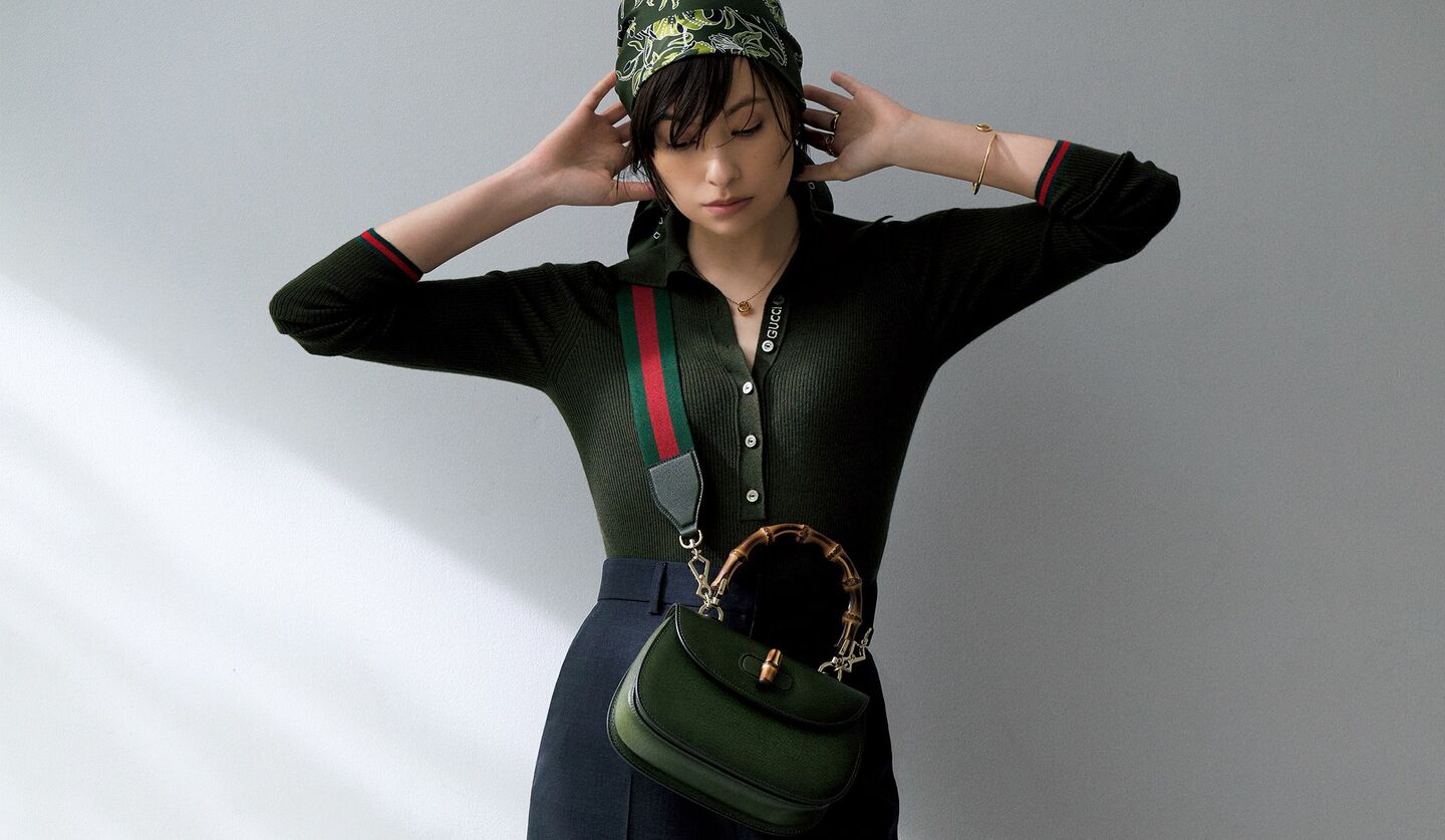 グッチのスカーフとポロニットを着るモデル太田莉菜さんの写真