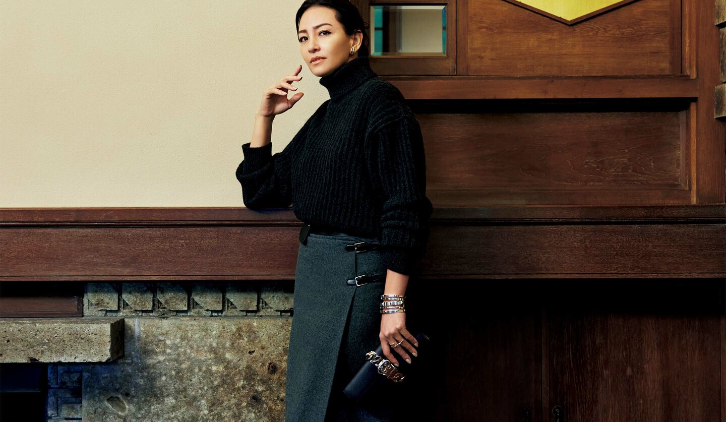 「エルメス」のウエアを着用したモデルのRINAさん