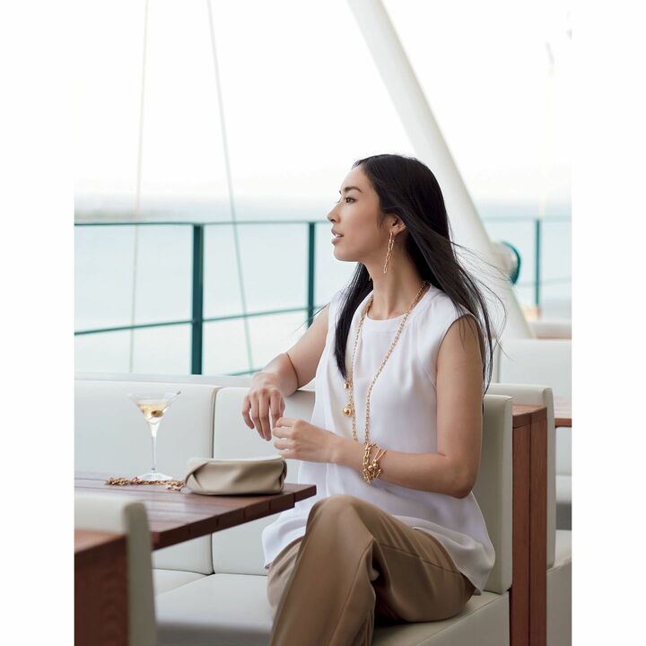 ピアス［予定価格］￥705,000・ネックレス￥1,910,000・ブレスレット￥850,000・バングル／手首側から￥240,000・¥184,000（ティファニー・アンド・カンパニー・ジャパン・インク）、バッグ￥75,000（グローブ・トロッター 銀座）