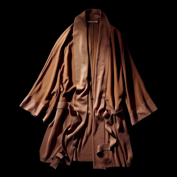 シルクデシンクレープを基本に、襟から前立て、袖、裾にシルクニットを幅広に配し、流麗ながらも構築的なシルエットを完成。結び方でアレンジを楽しめるシルクニットベルト付き。カーディガン￥259,000（三喜商事〈アニオナ〉）　[Precious2019年4月号106ページ] 