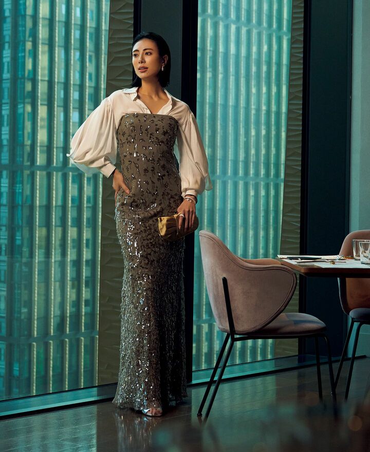 ブルネロ クチネリのワンピースを着用したモデルの土屋巴瑞季さん