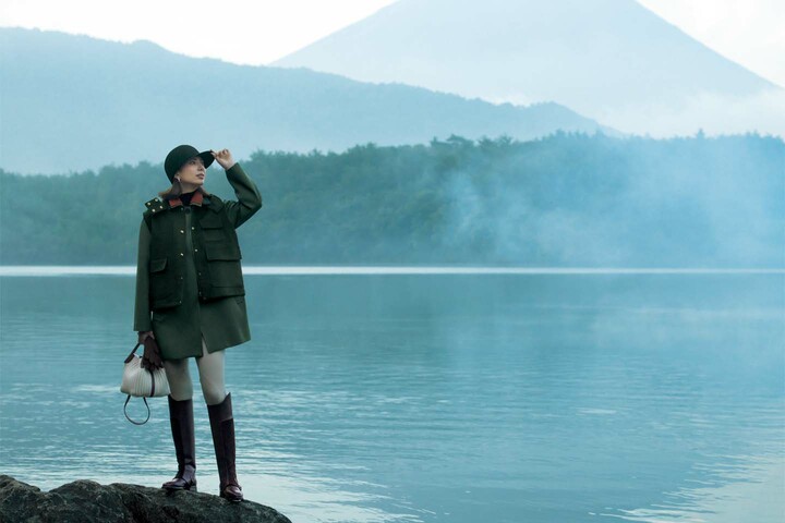 ロロ・ピアーナのウエアを着用したモデルの土屋巴瑞季さん