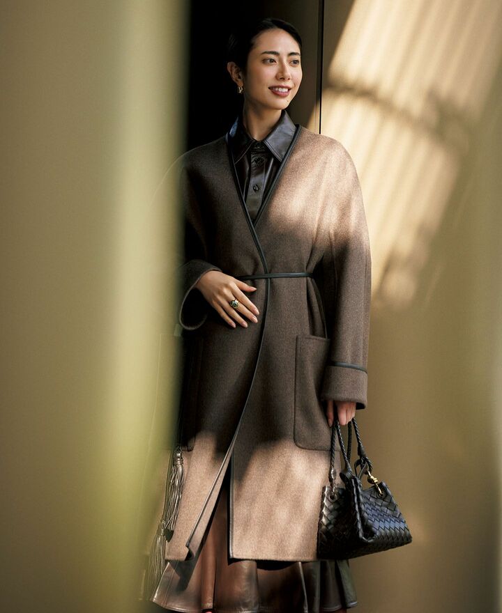 「ボッテガ・ヴェネタ」のラップコートを着用したモデルの土屋巴瑞季さん