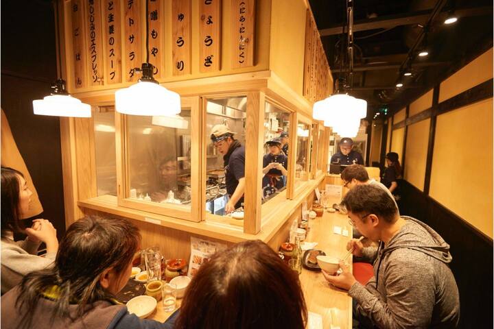 餃子を包み、焼いている様子がよく見えるカウンター席がおすすめ。